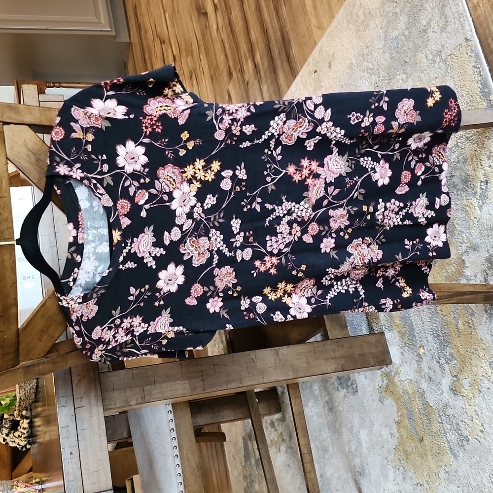 Black floral top. Luxe fabric women's size medium